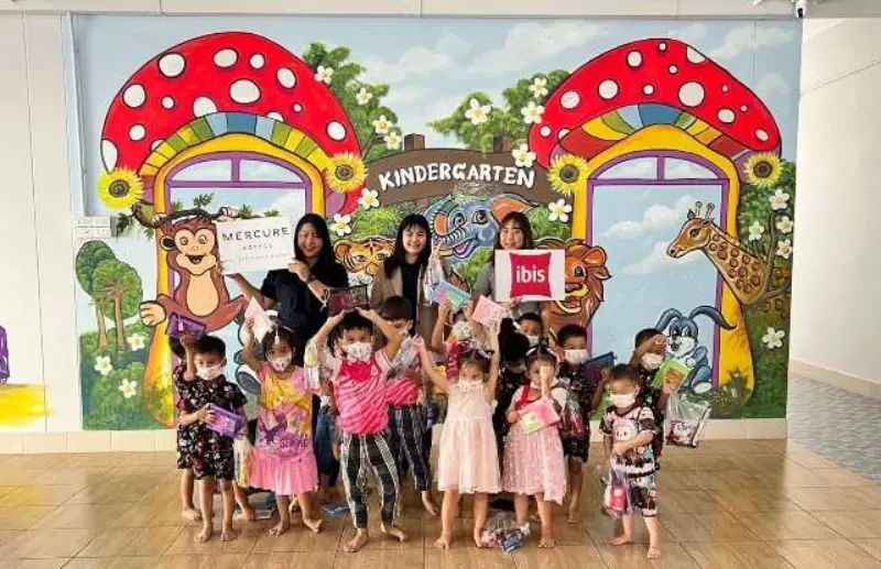 Teaching basic traffic sign for kindergarten students
